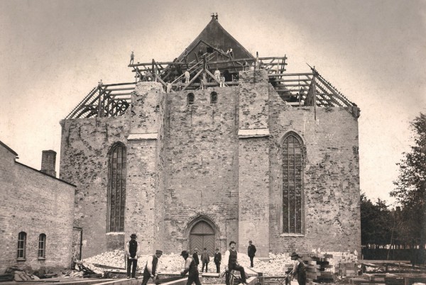 Das 1888 begonnene Domturm- Bauprojekt ist fast minutiös im Foto festgehalten.